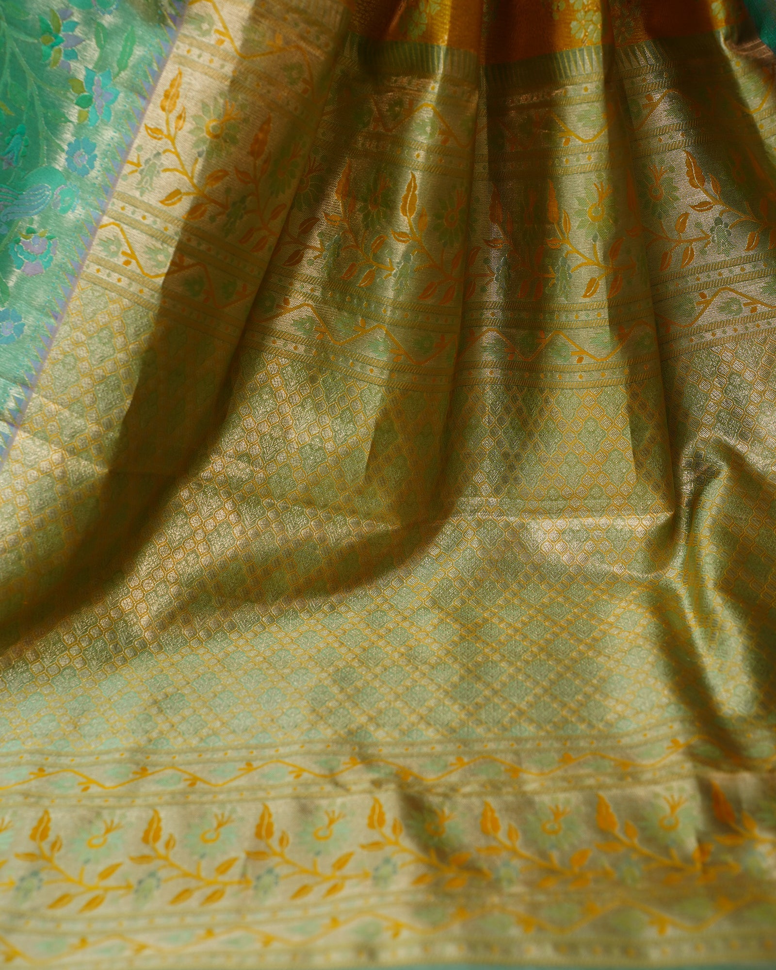 Elegant Green Kanjivaram Silk Saree with Meenakari Weaving Elegant Green Kanjivaram Silk Saree with Meenakari Weaving