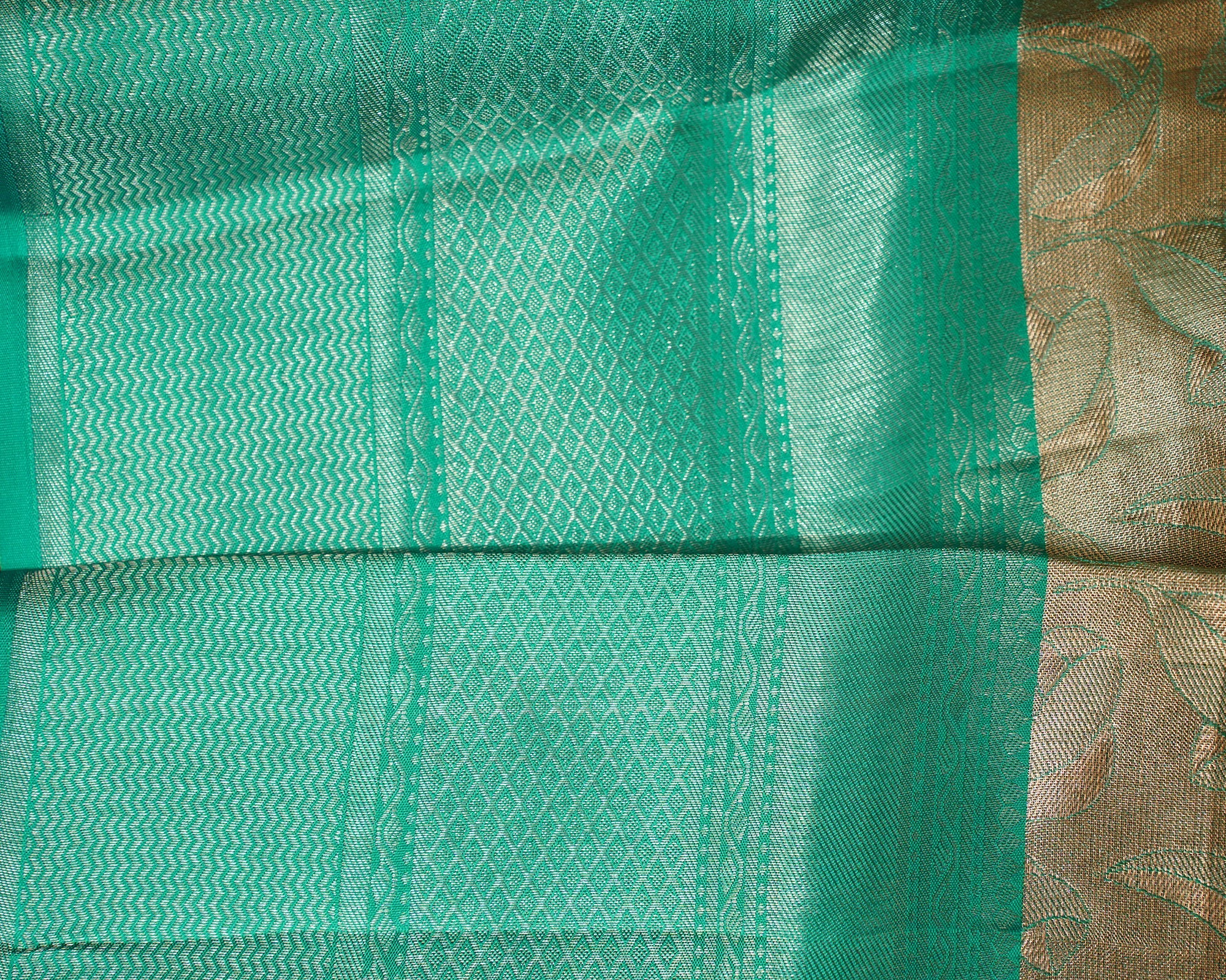 Elegant Green Kanjivaram Silk Saree with Meenakari Weaving Elegant Green Kanjivaram Silk Saree with Meenakari Weaving